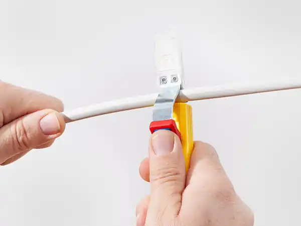 Durchf&uuml;hrung eines Rundschnitts mit dem Kabelmesser
