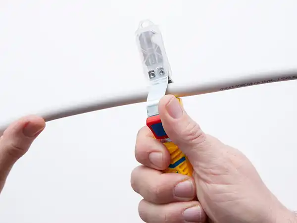 L&auml;ngsschnitt mit dem Kabelmesser