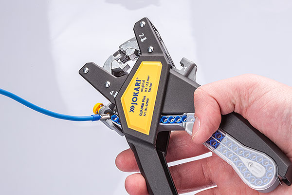 Crimpar el cable con la herramienta multifunci&oacute;n Quadro Plus
