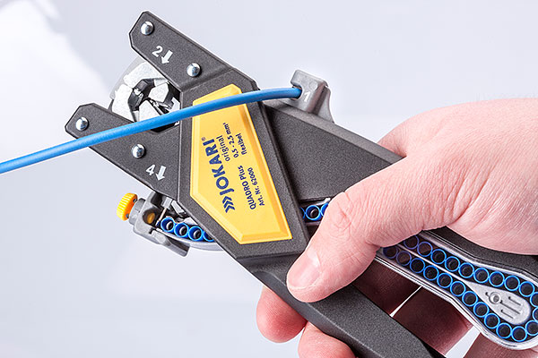 Cortar el cable con la herramienta multifunci&oacute;n Quadro Plus