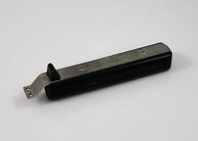 Änderung der Kabelvorschriften. Blei- und Blechmantel wurden bei der Kabelproduktion nicht mehr eingesetzt, da für die Anwender im Elektrohandwerk eine sehr große Belastung in der Installation der Kabel bestand. Ferner war das Risiko, dass beim Freilegen der inneren Leiter eine Beschädigung auftrat, sehr groß. In der Praxis war jede 2. bis 3. Abmantelung fehlerhaft und musste erneut durchgeführt werden. Dies hatte einen enormen Materialverbrauch zur Folge.
