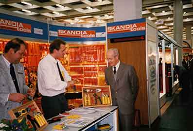 Erstmalige eigene Präsenz des Unternehmens JOKARI auf einer internationalen Veranstaltung, der Eisenwarenmesse in Köln.